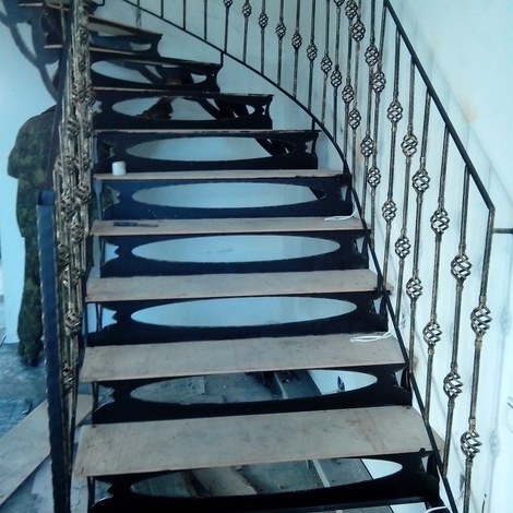 Кованая лестница с корзинками