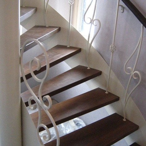 Кованая лестница с чередующимися балясинами