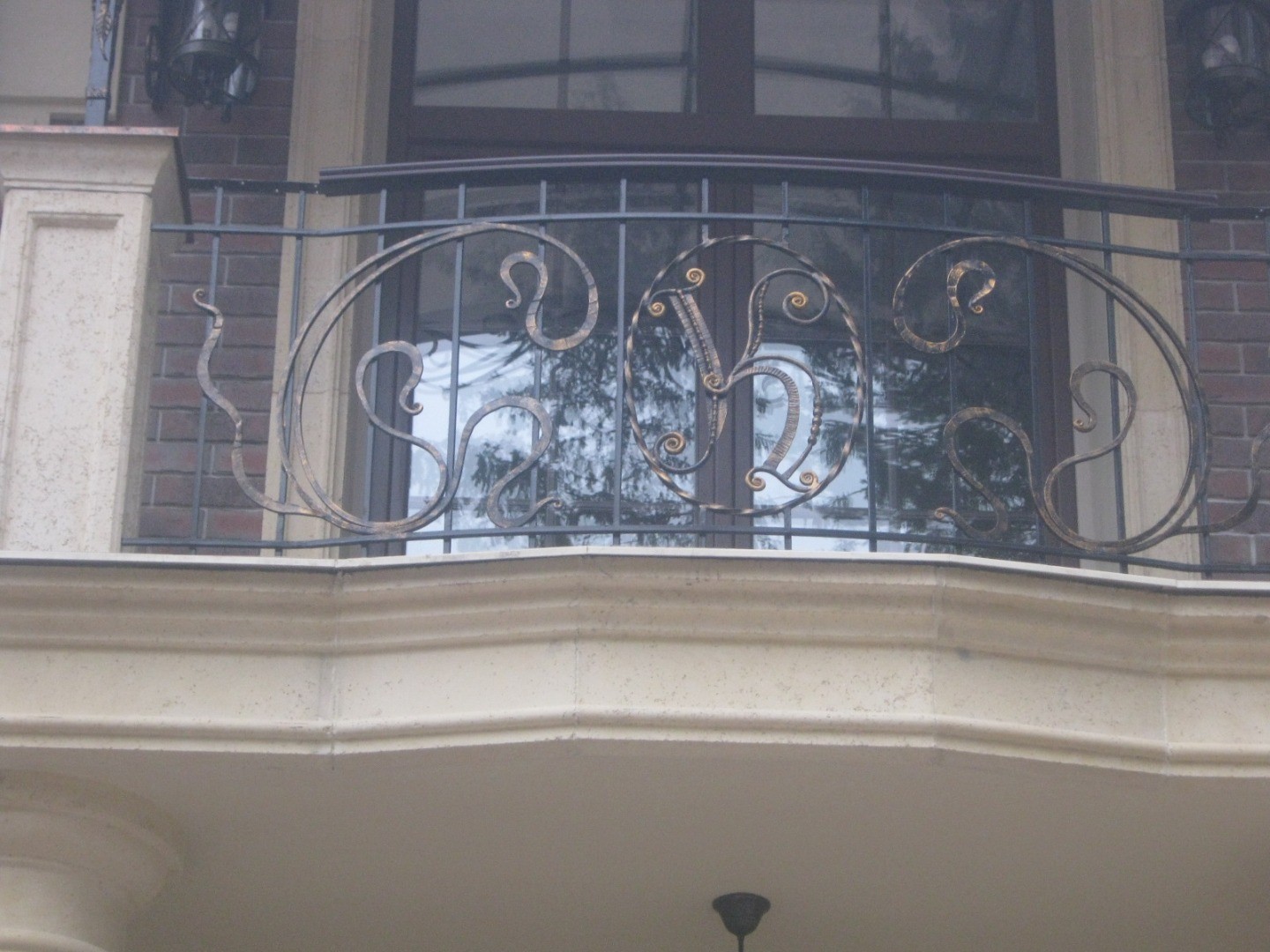Фотография изделия - Кованая ограда на балкон с вензелем