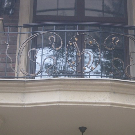 Кованая ограда на балкон с вензелем