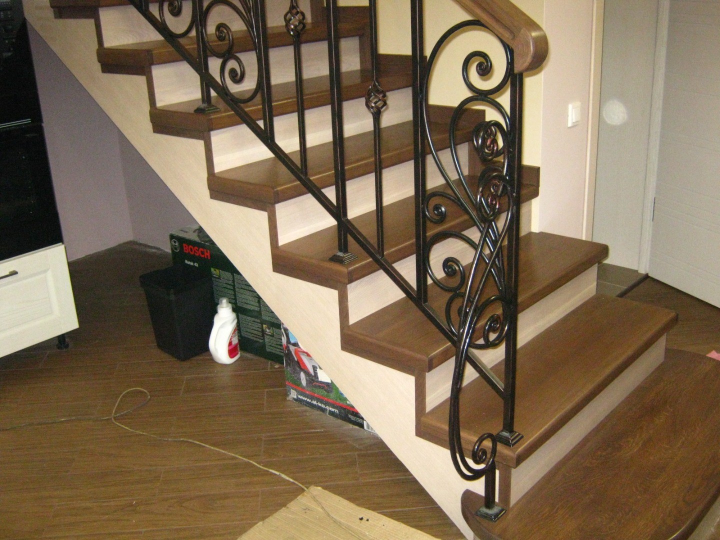 Фотография изделия - Ажурная кованая лестница с деревянным поручнем