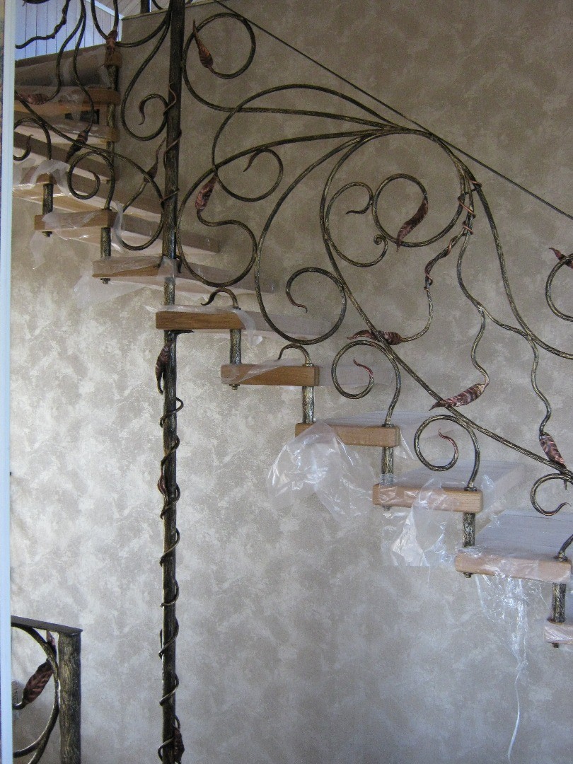 Фотография изделия - Кованая лестница с воздушным рисунком