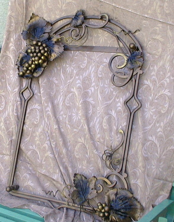 Фотография изделия - Зеркало с кованой рамкой Виноград