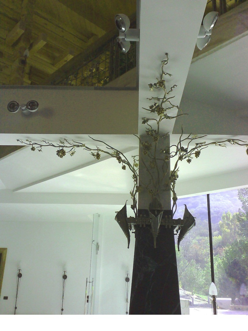 Фотография изделия - Кованый декор для колон в форме виноградных лоз
