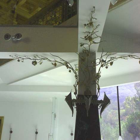 Кованый декор для колон в форме виноградных лоз