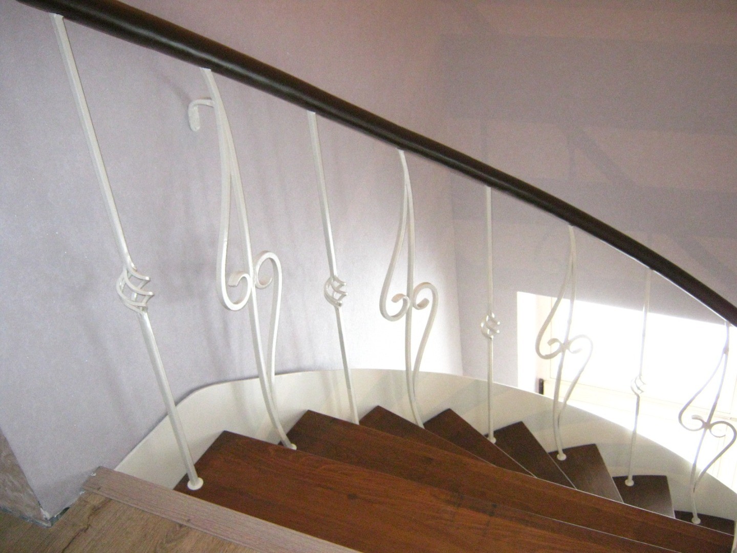 Фотография изделия - Кованая лестница с чередующимися балясинами
