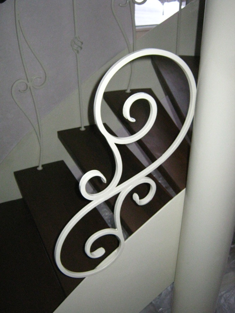 Фотография изделия - Кованая лестница с чередующимися балясинами