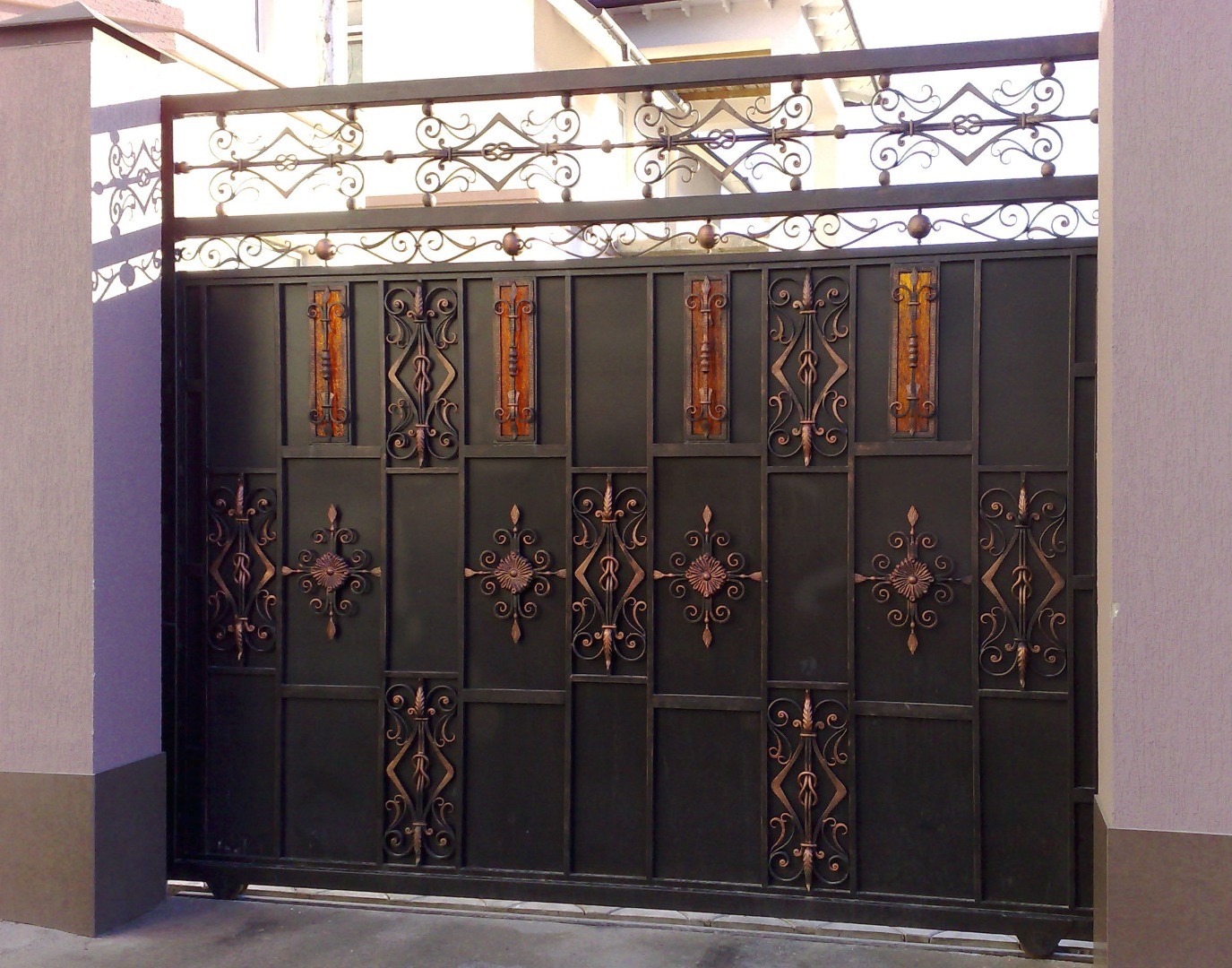 Фотография изделия - Откатные кованые ворота с шахматным рисунком