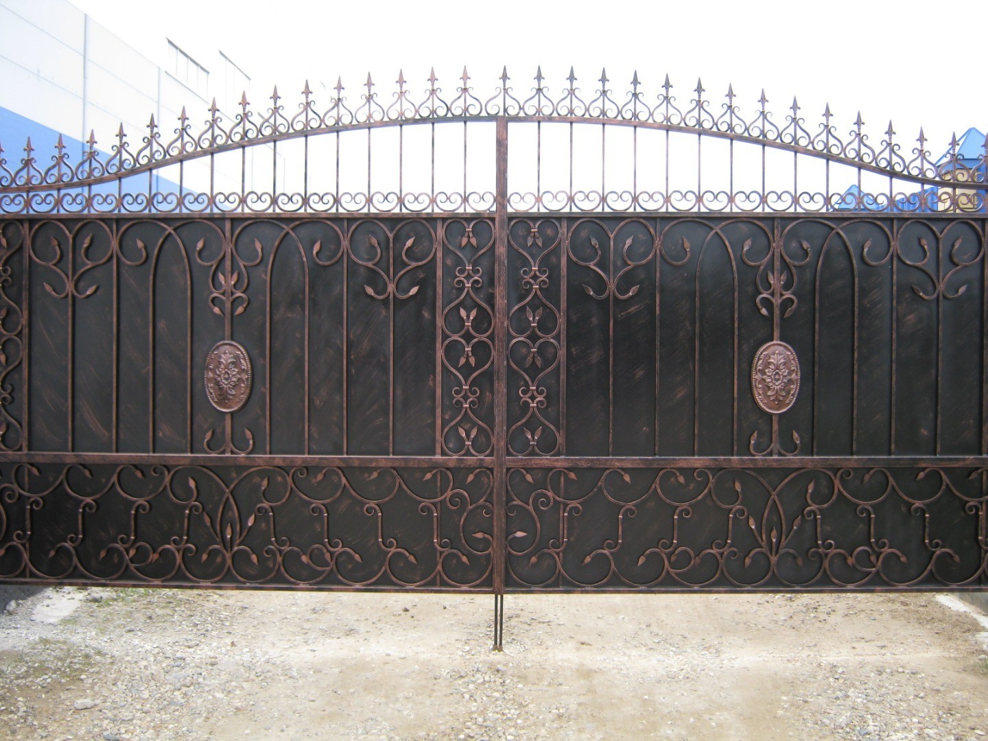 Фотография изделия - Кованые распашные ворота с литыми декоративными элементами
