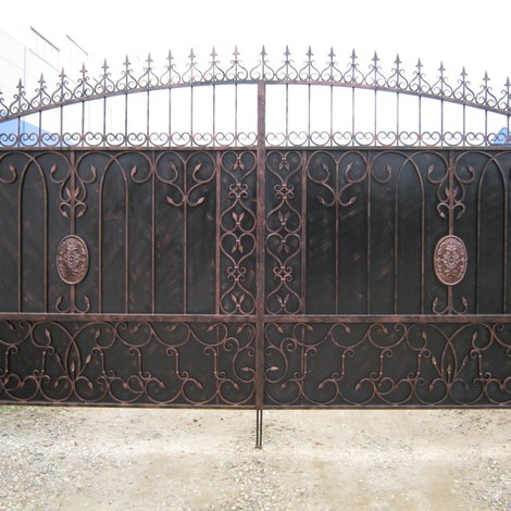 Кованые распашные ворота с литыми декоративными элементами