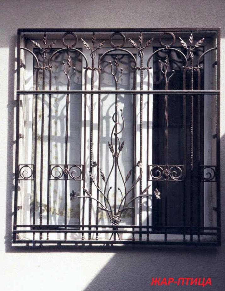 Фотография изделия - Кованая решетка на окно Цветы