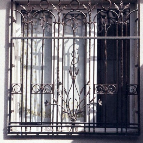 Кованая решетка на окно Цветы