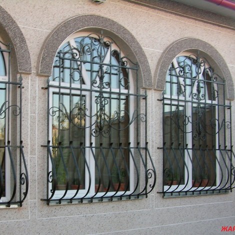 Кованая решетка на арочное окно Изящество