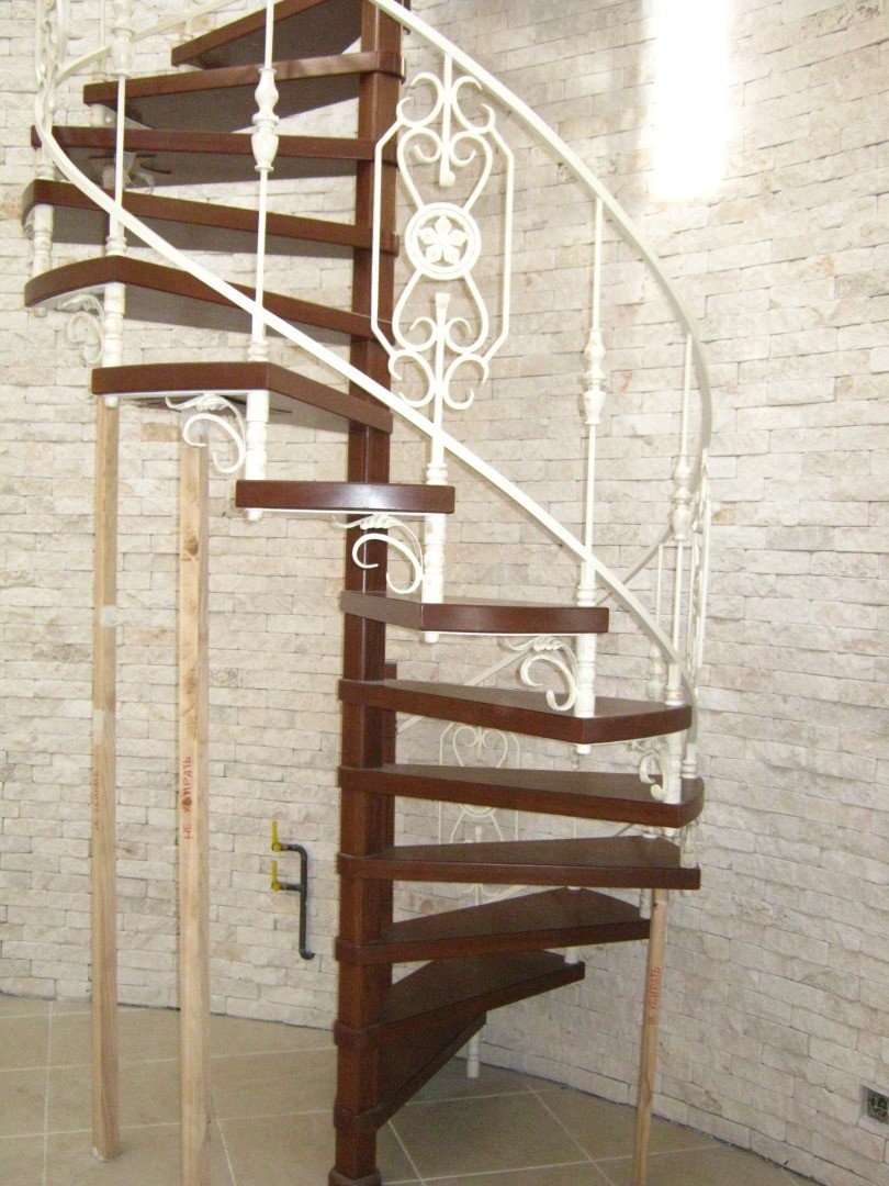 Фотография изделия - Винтовая кованая лестница с деревянными забежными ступенями
