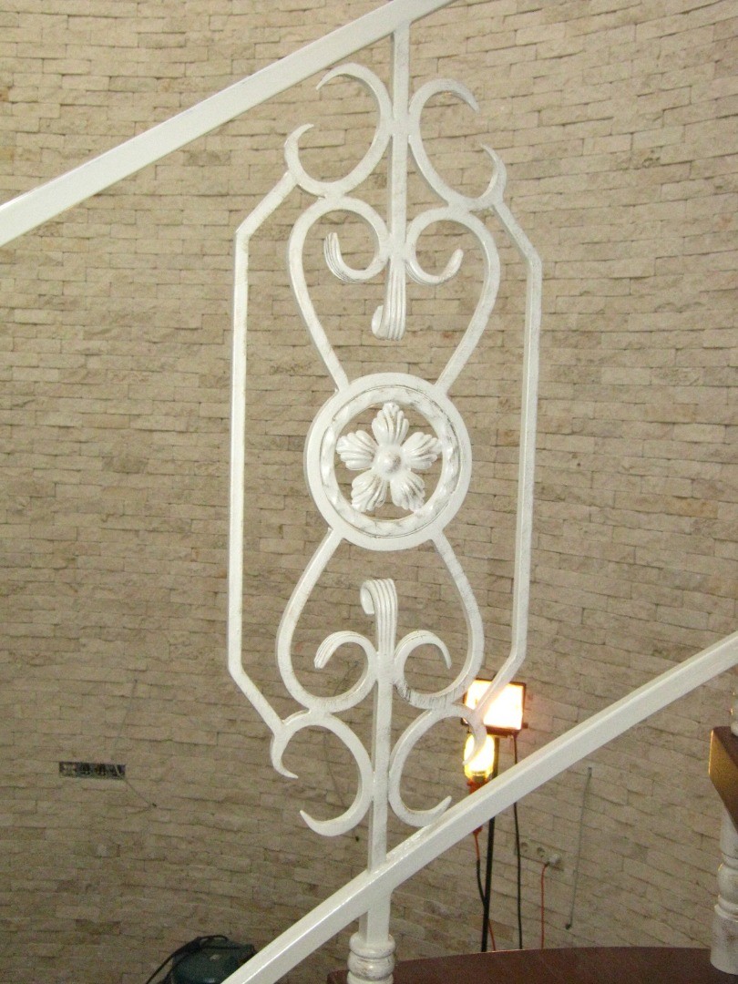 Фотография изделия - Винтовая кованая лестница с деревянными забежными ступенями