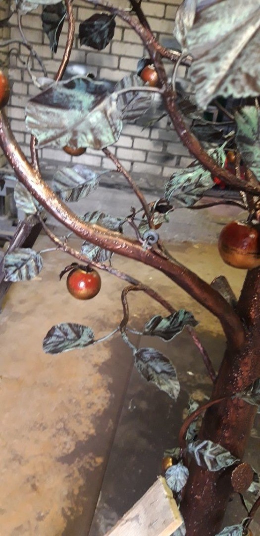 Фотография изделия - Кованая яблоня с плодами высотой 1900мм