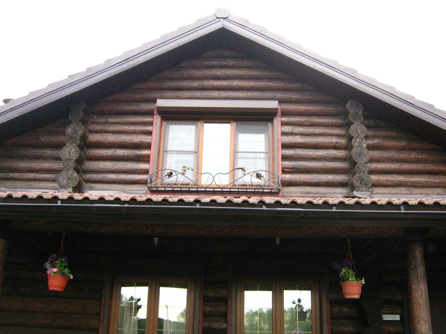 Фотография изделия - Декоративная ограда на окно в форме кованого балкона
