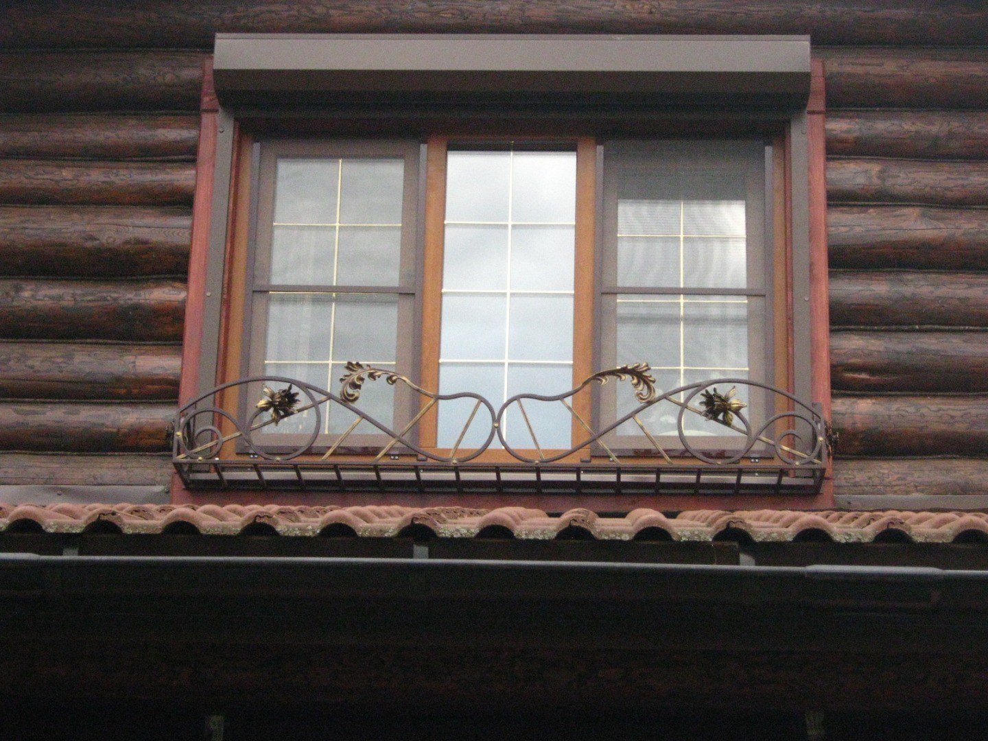 Фотография изделия - Декоративная ограда на окно в форме кованого балкона