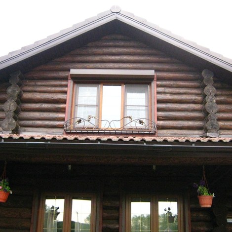 Декоративная ограда на окно в форме кованого балкона