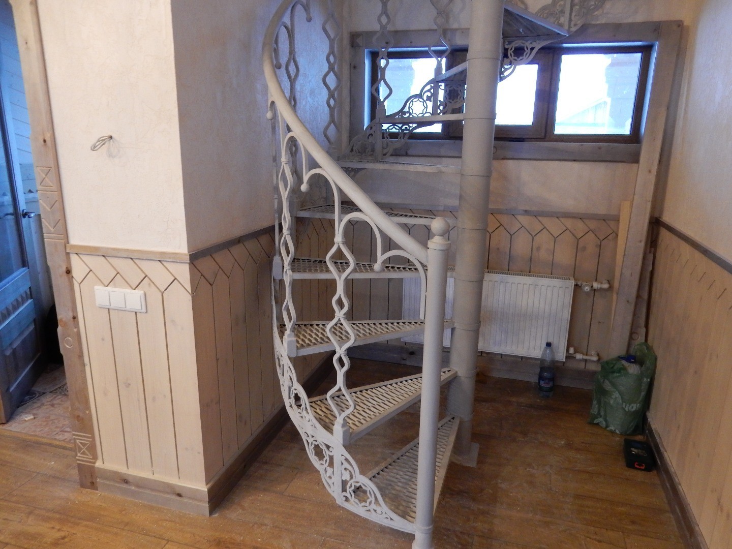 Фотография изделия - Кованая винтовая лестница с забежными металлическими ступенями из ПВЛ
