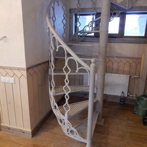 Кованая винтовая лестница с забежными металлическими ступенями из ПВЛ