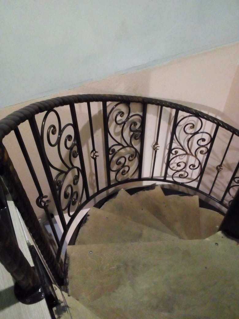 Фотография изделия - Винтовая лестница с коваными перилами из секций