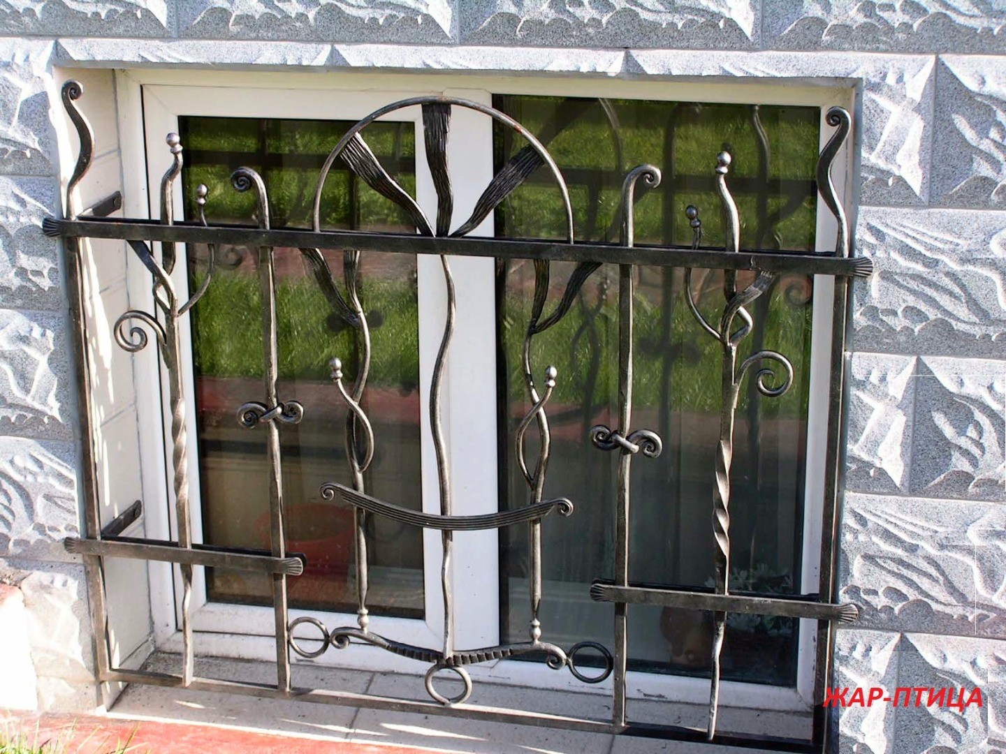 Фотография изделия - Кованая решетка на окно Весна