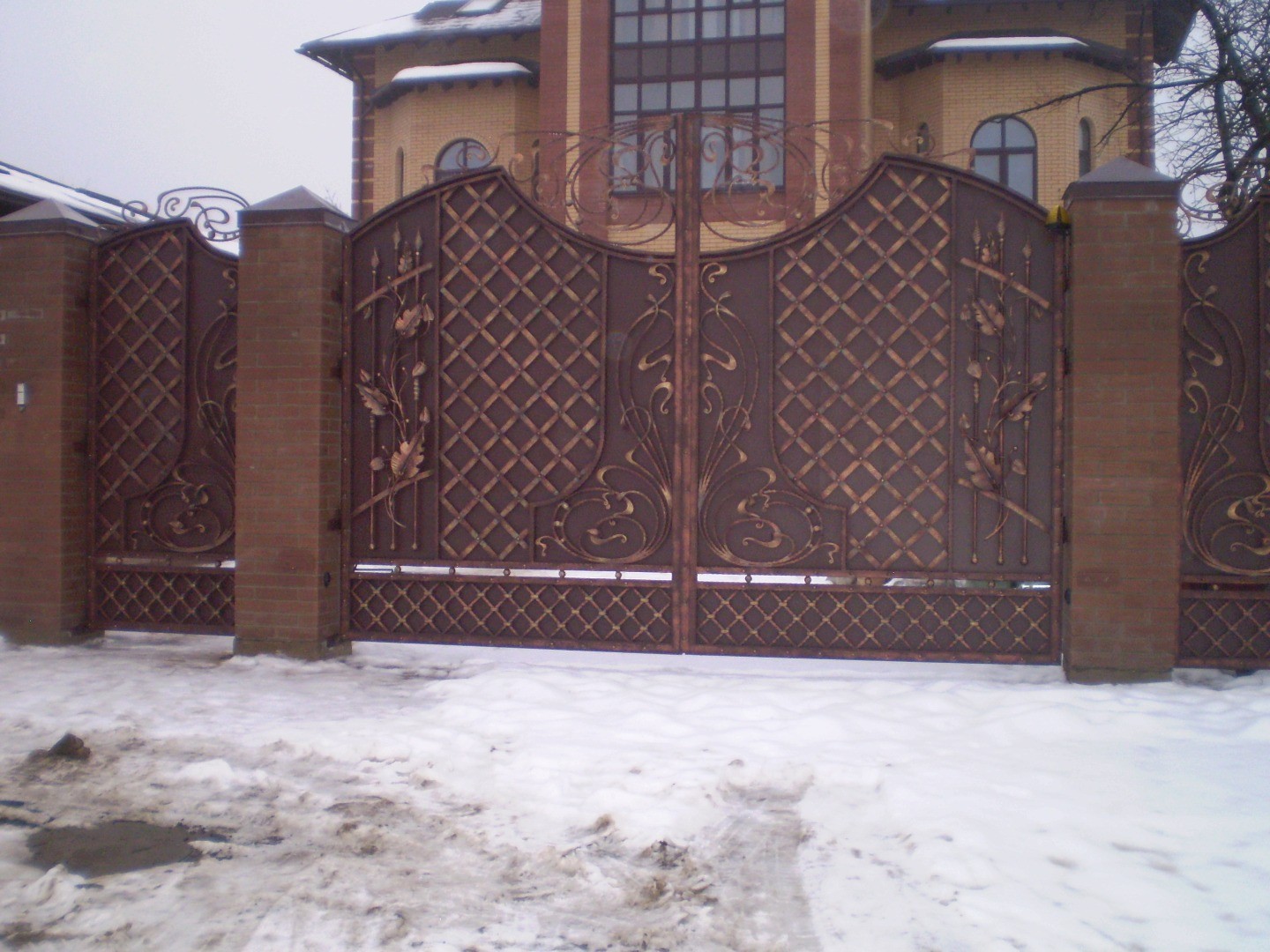 Фотография изделия - Кованые ворота обшитые листом металла с растительным рисунком