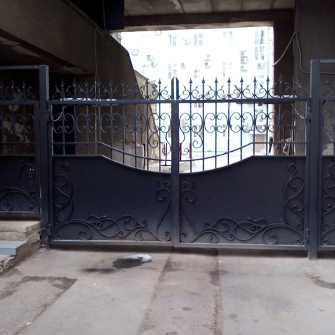 Распашные кованые ворота для проходной