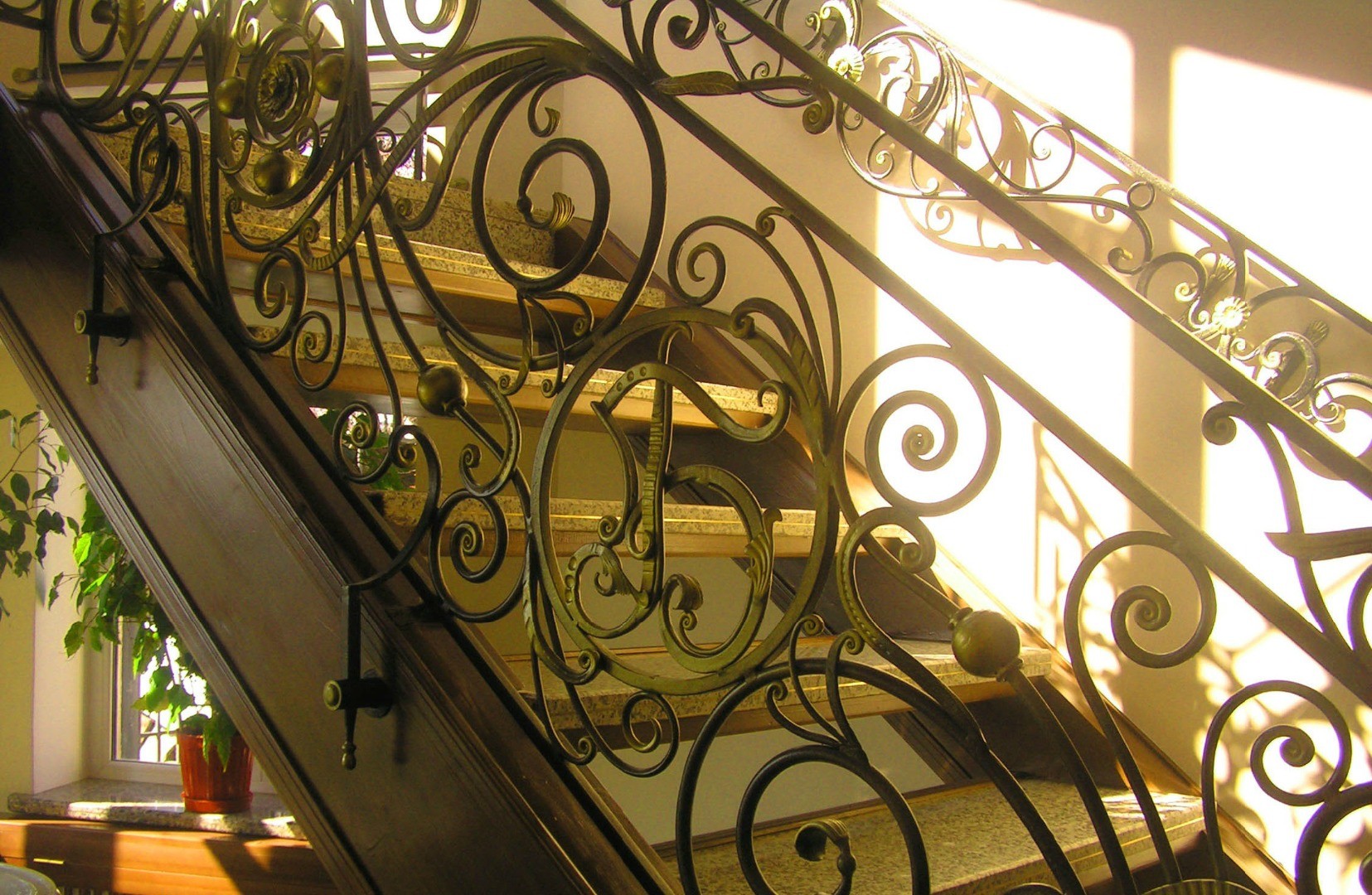Фотография изделия - Кованая лестница с вензелем