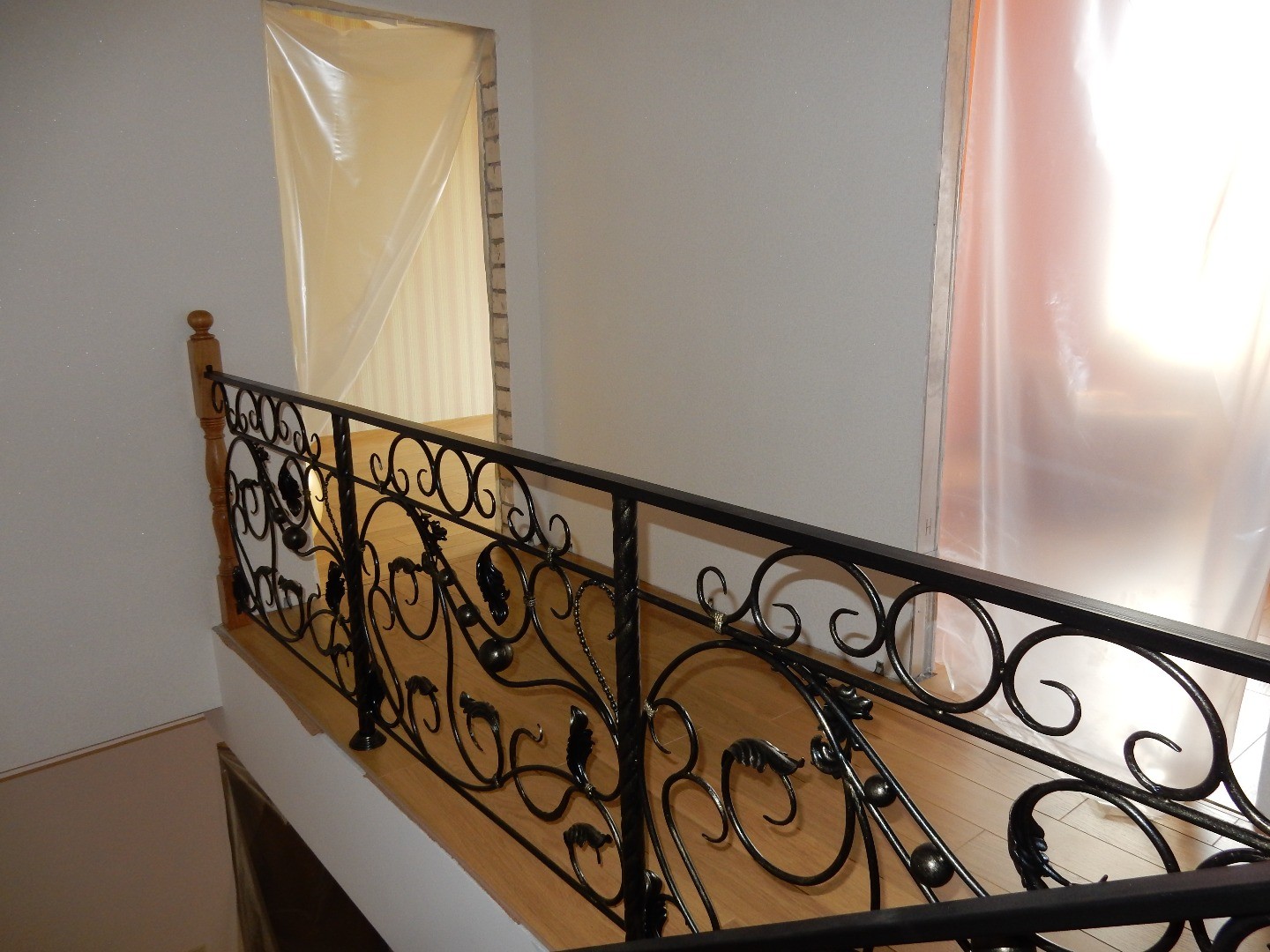 Фотография изделия - Кованая лестница с закрученными элементами, бусинами и сферами