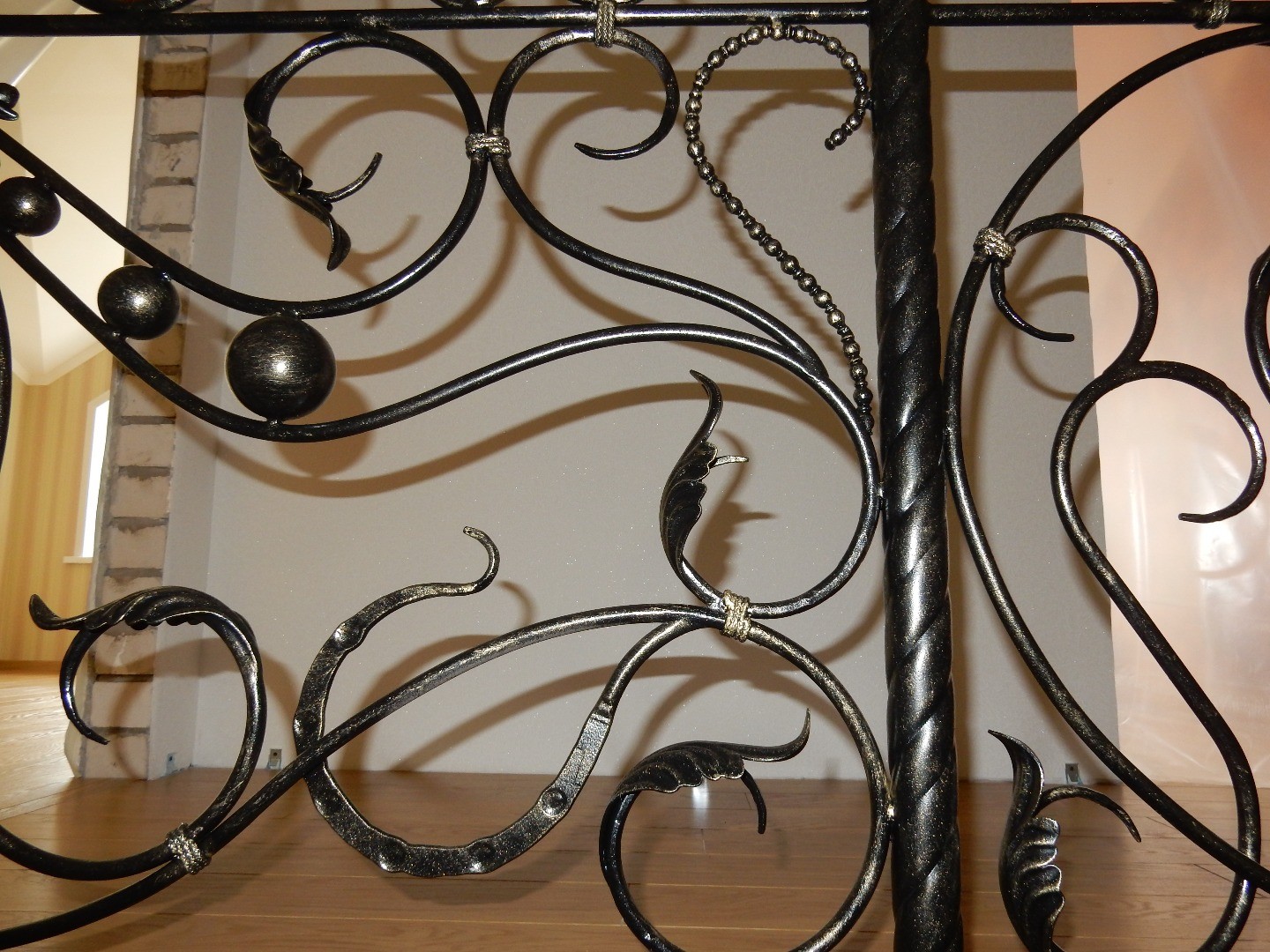 Фотография изделия - Кованая лестница с закрученными элементами, бусинами и сферами