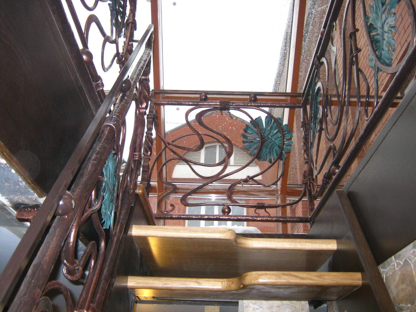 Фотография изделия - Кованая лестница с большими листьями