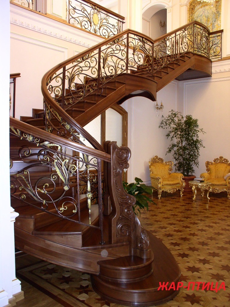 Фотография изделия - Деревянная лестница с коваными перилами