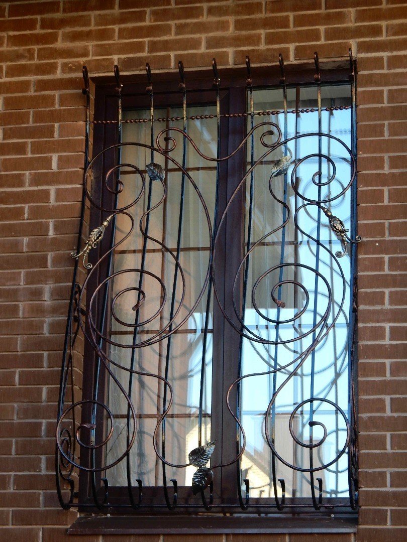 Фотография изделия - Кованая решетка на окно Цветок