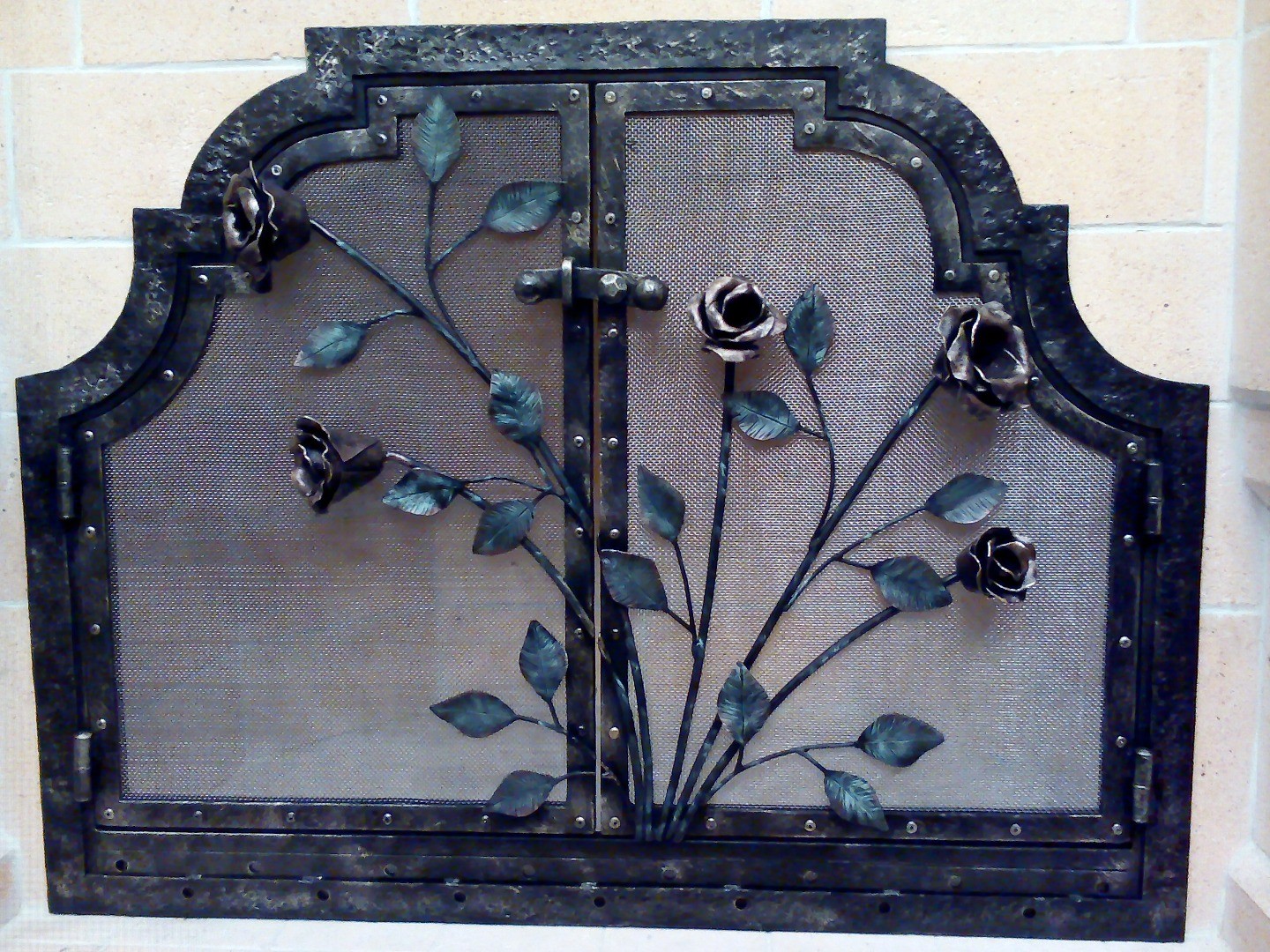 Фотография изделия - Кованая решетка для камина с розами