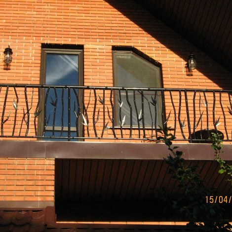 Кованое ограждение на балкон с узором листьев бамбука