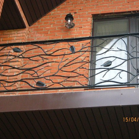 Кованое декоративное ограждение на балкон с орнаментом в форме ветвей
