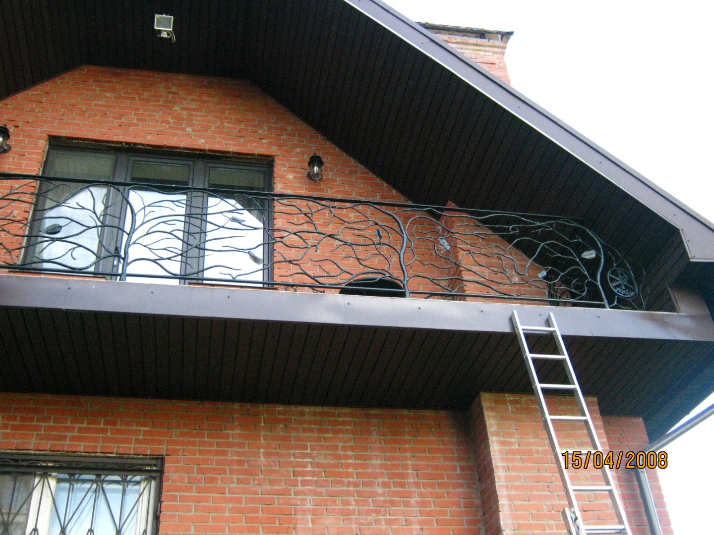 Фотография изделия - Кованое декоративное ограждение на балкон с орнаментом в форме ветвей