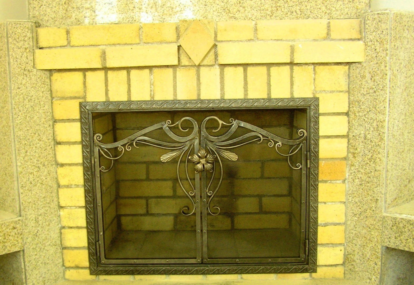 Фотография изделия - Кованый камин с распашными дверцами Классика